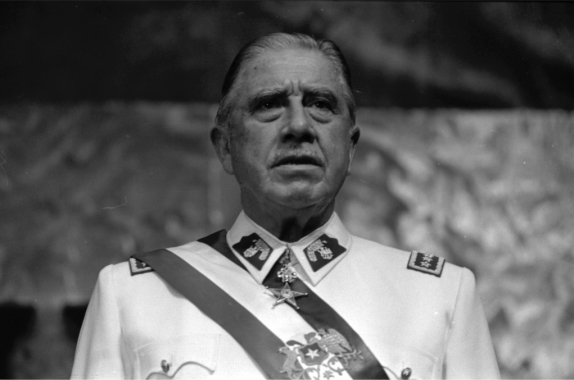 Pinochet_en_Historia_Pol%C3%ADtica_BCN-574x380.jpg