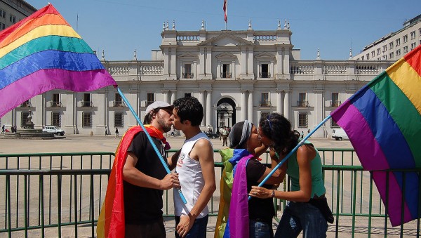Parejas gays y lésbicas realizan una maratón de besos