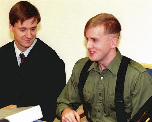 Vikernes (derecha) en 1997 con su abogado / EFE