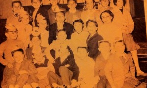 Pateco Athanasiu en el cumpleaños de Luisin Pulgar. Segundo desde la izquierda en la tercera fila. Archivo de Digna Osses.