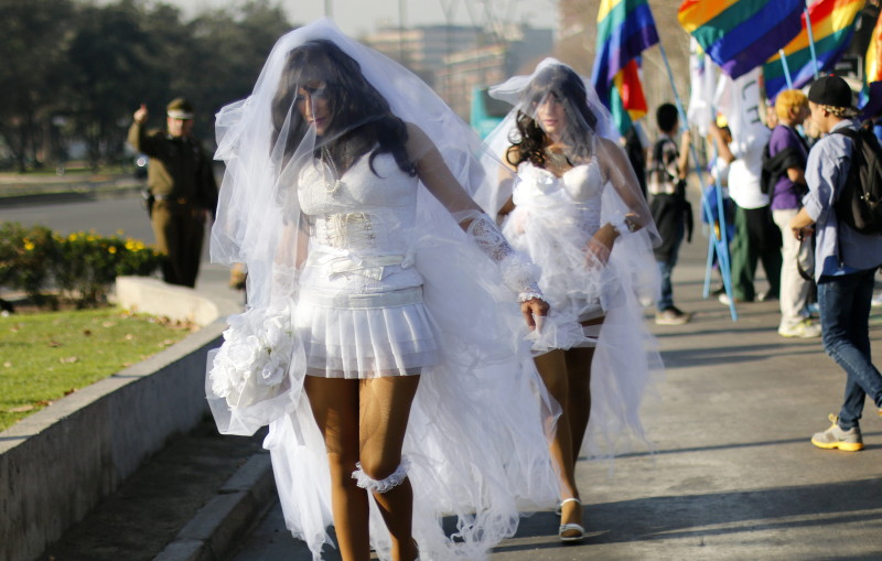 MILES DE PERSONAS MARCHAN EN CHILE A FAVOR DE LA ADOPCIÓN HOMOSEXUAL