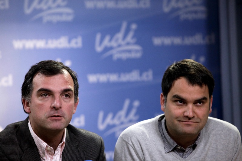 Javier Macaya, secretario general de la UDI (a la derecha en la foto)