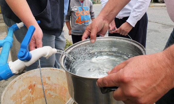 Rotura de matriz deja sin agua potable a miles de personas en Valparaíso