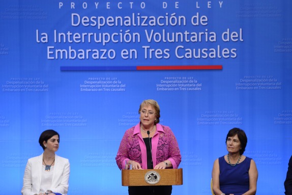 Michelle Bachelet firma proyecto de ley sobre el aborto
