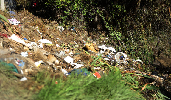Basura y escombros empañan la imagen en los cerros de Valparaíso