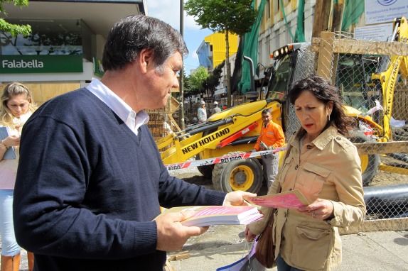 Senador Manuel José Ossandón reparte volantes en Concepción