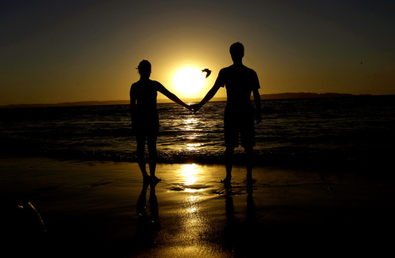 pareja - playa- puesta de sol -tomé