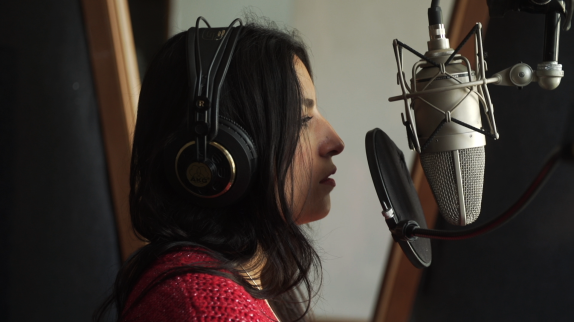 Ana Tijoux en la grabación del soundtrack del documental "Voces del Mar". 