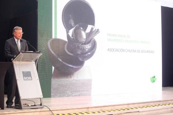 En la versión 2014 del premio, el presidente de la ACHS, Fernán Gazmuri. 