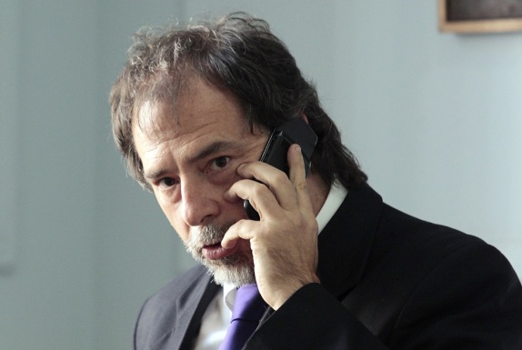 Senador Giradi habla por telefono celular luego de realizar una conferencia de Prensa.