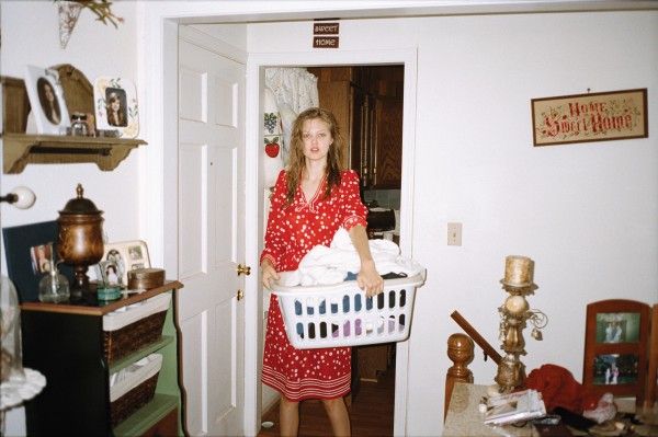 Lindsey-Wixson-Housecleaning-Laundry-600x399