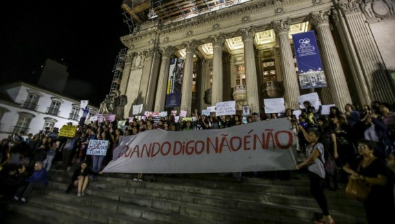 Manifestación en Brasil contra violación de adolescente por más de 30 hombres