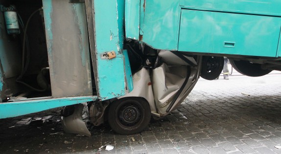 Choque entre dos buses del Transantiago y un vehiculo particular deja hasta ahora un muerto