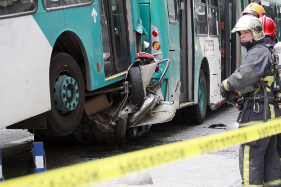 Choque entre dos buses del Transantiago y un vehiculo particular deja hasta ahora un muerto