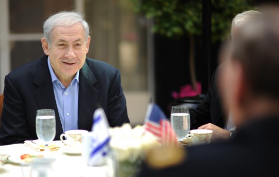 israeli_prime_minister_benjamin_netanyahu_speaks_with_u-s-_army_gen-_martin_e-_dempsey