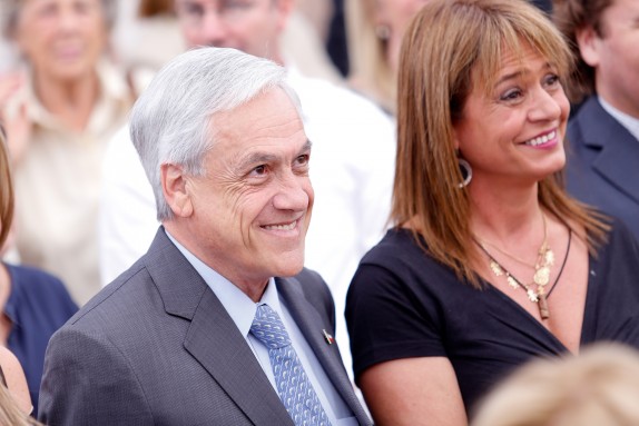 6 de Diciembre del 2016/SANTIAGO En una ceremonia en la Municipalidad de Providencia  la alcaldesa electa por Providencia, Evelyn Matthei, presta juramento como la nueva autoridad de la comuna. En la imagen el ex presidente Sebastian Piñera participa de una ceremonia de juramento de la nueva alcaldesa de Providencia  FOTO:FRANCISCO FLORES SEGUEL/AGENCIAUNO