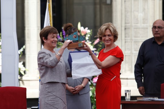 6 de Diciembre del 2016/SANTIAGO En una ceremonia en la Municipalidad de Providencia  la alcaldesa electa por Providencia, Evelyn Matthei, presta juramento como la nueva autoridad de la comuna. En la imagen la ex alcaldesa Josefa Errazuriz(i) conversa con la alcaldesa entrante por la comuna de Providencia Evelyn Matthei(d)   FOTO:FRANCISCO FLORES SEGUEL/AGENCIAUNO