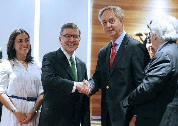 6 de Diciembre del 2016/SANTIAGO  Joaquín Lavín asume como alcalde de Las Condes junto al nuevo Concejo Municipal, dejando la alcaldia Francisco de La Maza. En la imagen Joaquin Lavin y Francisco de la Maza  se saludan al termino del cambio de mando. FOTO:RODRIGO SAENZ/AGENCIAUNO