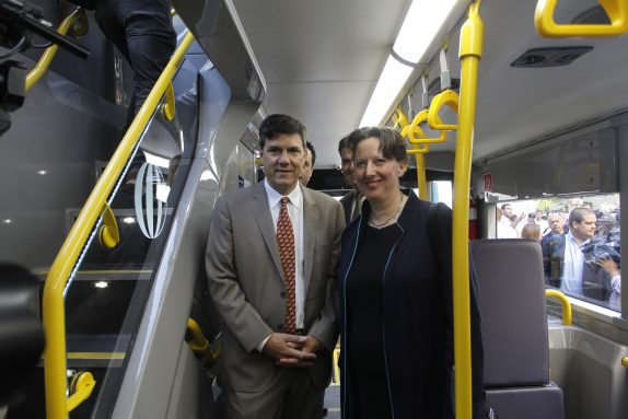 Presentan un nuevo bus de dos pisos que será probado como piloto en el Transantiago