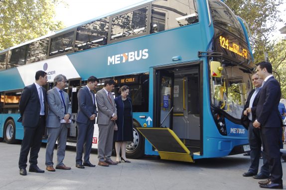 Presentan un nuevo bus de dos pisos que será probado como piloto en el Transantiago