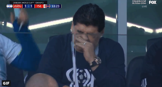 VIDEO | Dicen que estaba resfriado: gesto con la nariz de Maradona lo transforma en tendencia mundial