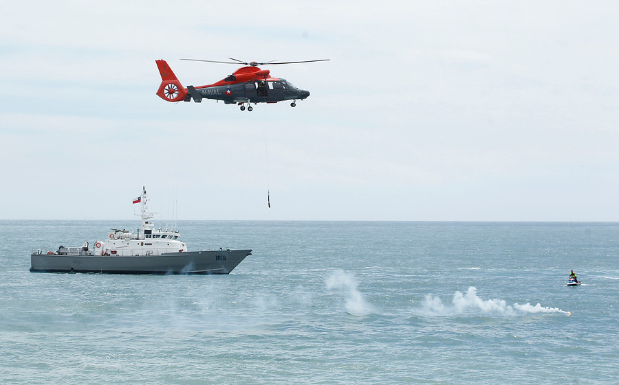 Armada realiza labores para recuperar motonave Coyhaique