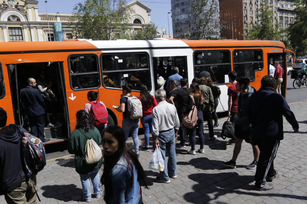 Adelantan refuerzo de buses en Santiago a las 15 horas - El Dínamo