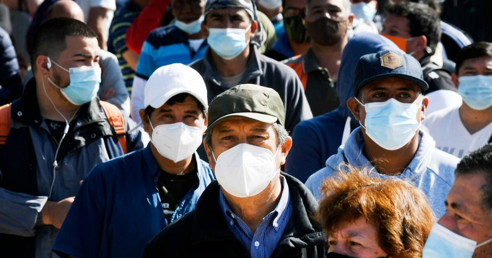 Como medida para contener el avance de la pandemia, las autoridades de Perú anunciaron que el uso de doble mascarilla será obligatorio a partir en los supermercados y centros comerciales del país.