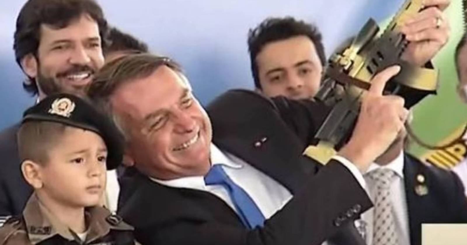 Bolsonaro niño con fusil