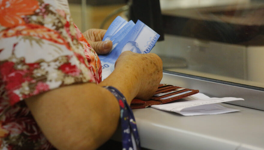 Persona retirando su dinero de caja.