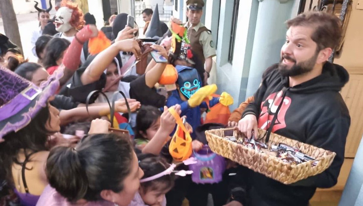 FOTOS – Presidente Boric se suma a Halloween y reparte dulces a niños del barrio Yungay