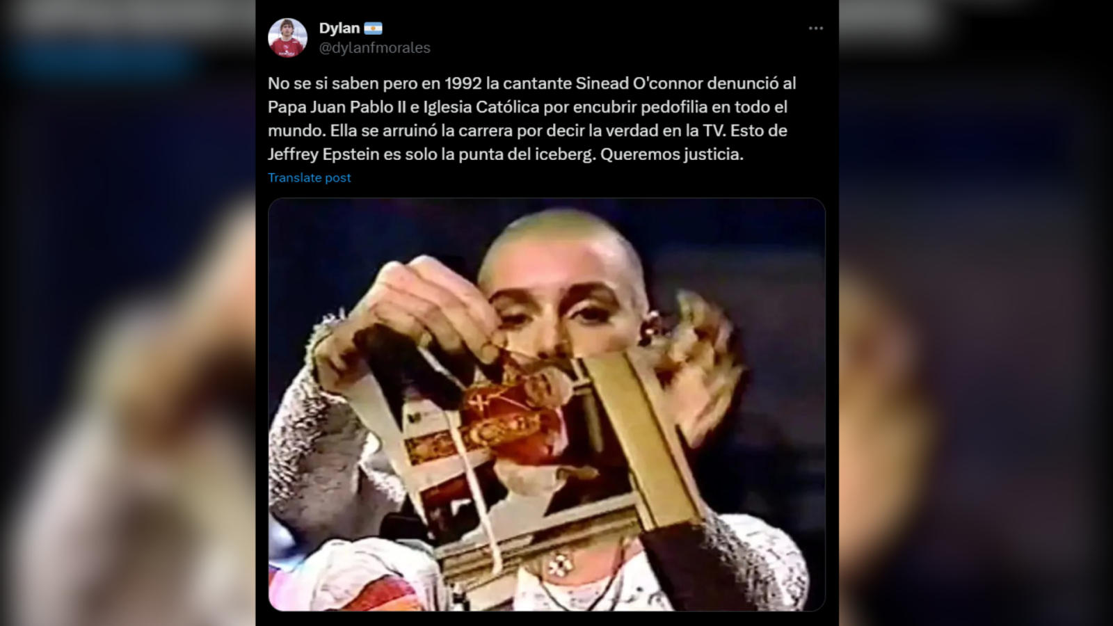 Cantante Sinéad O’Connor rompe foto del papa