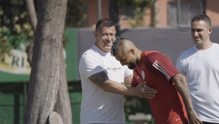 Arturo Vidal conversa con Jorge Almirón por su vuelta a Colo Colo