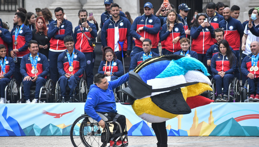 Atletas Paralímpicos reciben beca 100%