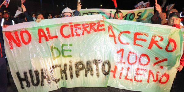 Cientos de trabajadores tomaron parte en la manifestación de este lunes en Talcahuano. AGENCIA UNO.
